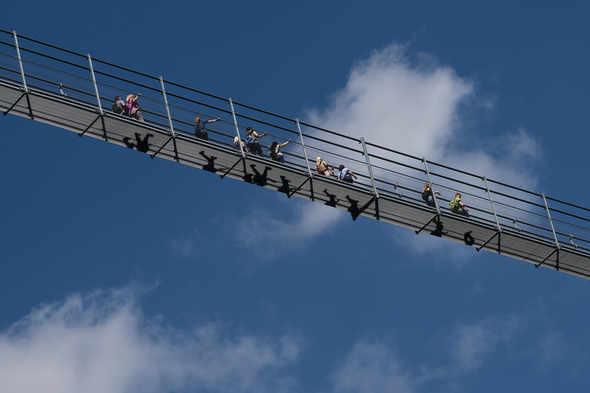 Besucher gehen über den skywalk willingen im sauerland.
