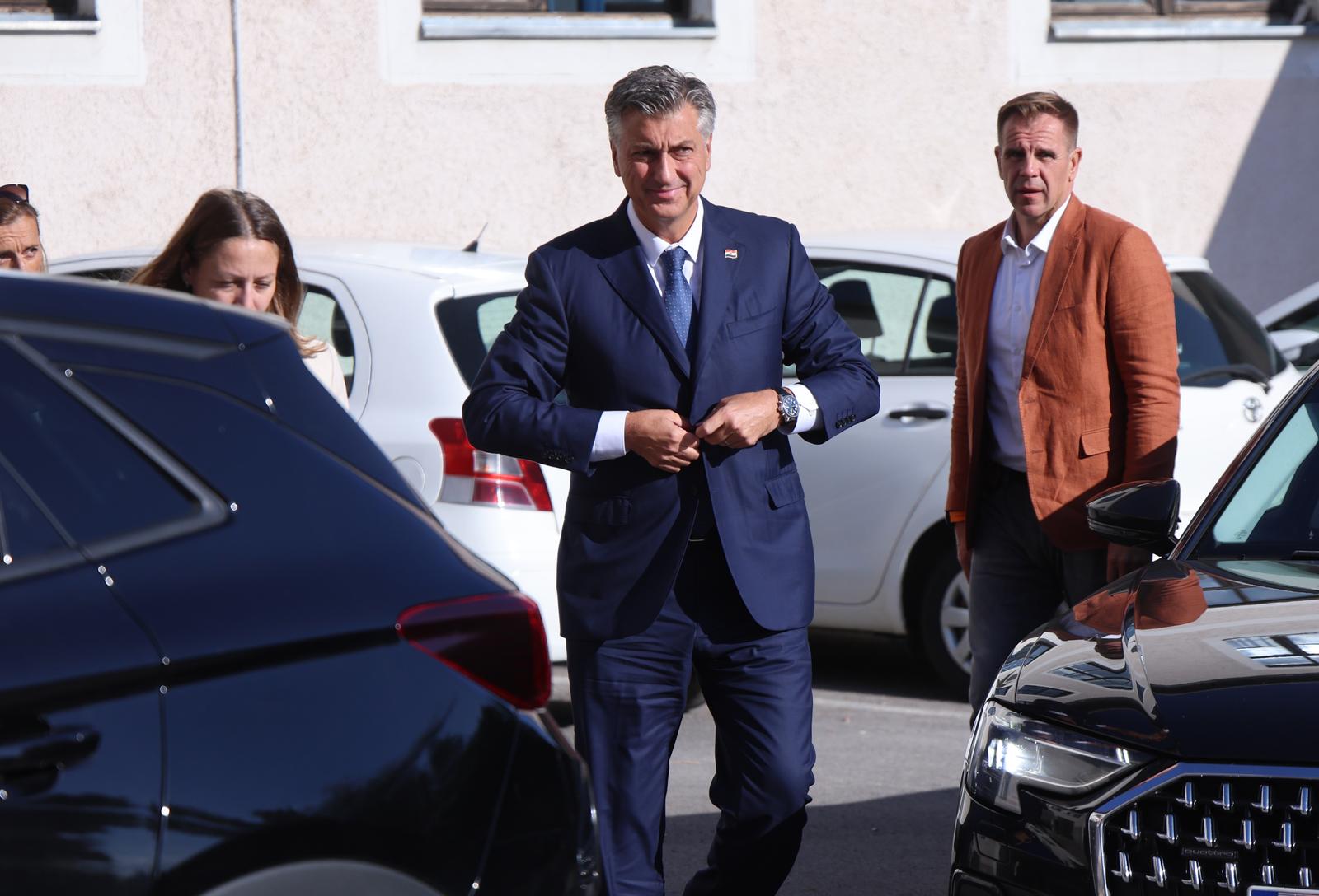 OPET PO OPORBI Plenković u Gospiću: Nikakav prosvjed neće pomoći, prepisuju novosadski scenarij 2026