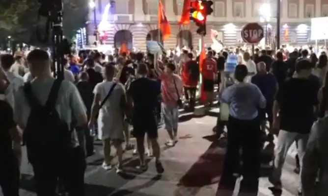 Pas përplasjeve me policinë, protestuesit largohen nga kryeministria, nisin marshimin 2026 - юстиция Pas përplasjeve me policinë, protestuesit largohen nga kryeministria, nisin marshimin 2026