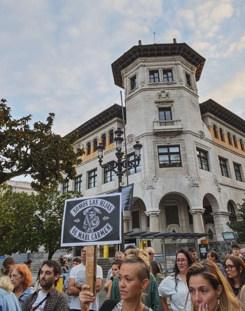 "por todas las maricarmen": santander se suma a la ola de indignación contra los desahucios sin alternativa habitacional 2026 - justicia - iustitia. Bg Varias personas congregadas exhibiendo un cartel en apoyo a maricarmen.