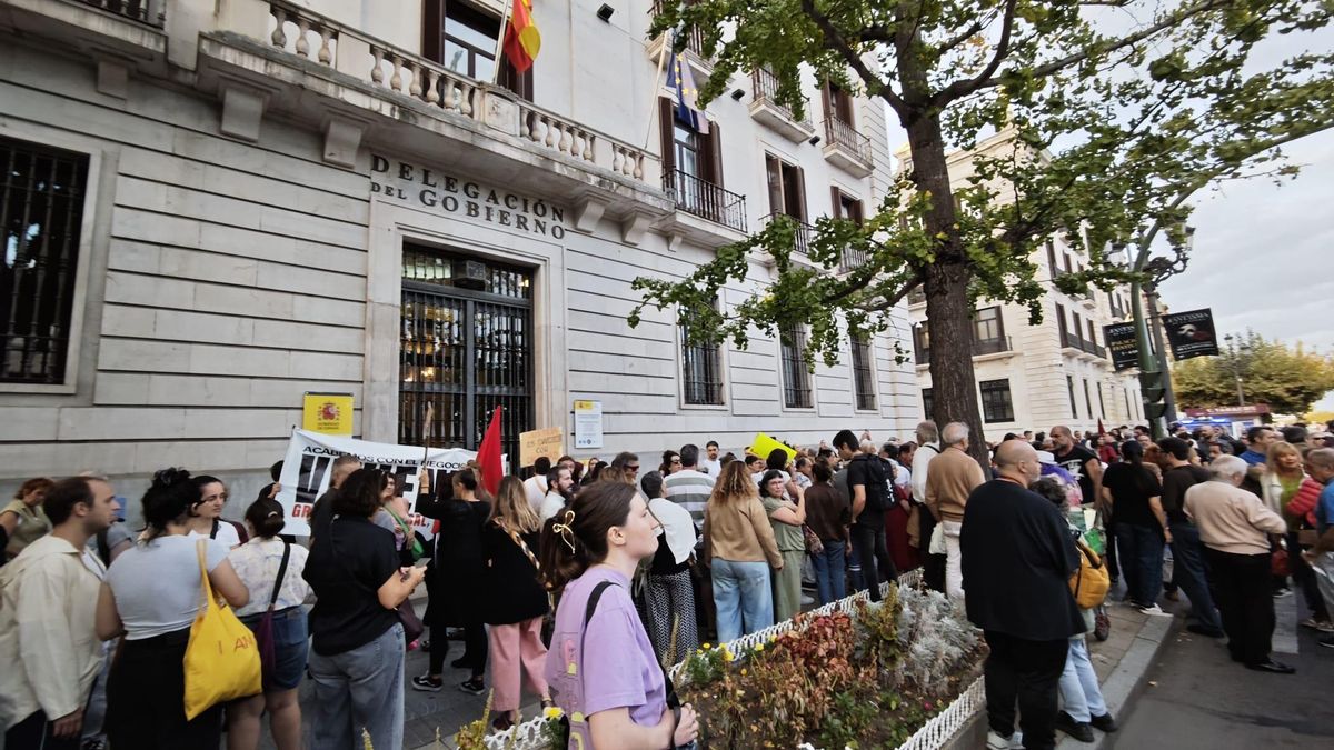 "por todas las maricarmen": santander se suma a la ola de indignación contra los desahucios sin alternativa habitacional 2026 - justicia - iustitia. Bg Parte de los concentrados frente a la delegación del gobierno de santander.