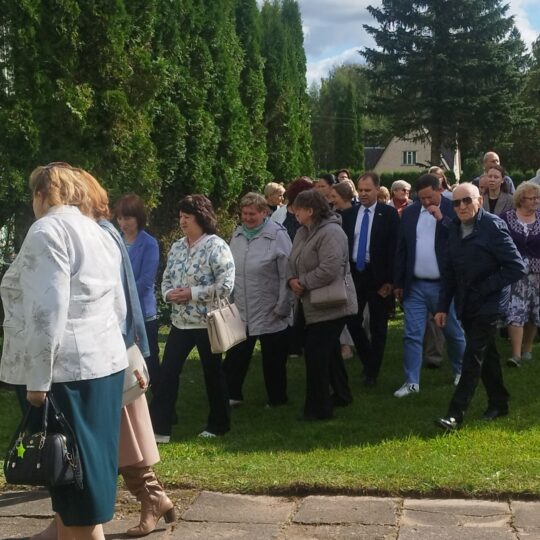 Rageliuose nuskambėjo „grūšninis kermošius“ – šventė, kurioje telpa tikėjimas, muzika ir bendrystė 2026 - teisingumas - iustitia. Bg Rageliuose nuskambėjo „grūšninis kermošius“ – šventė, kurioje telpa tikėjimas, muzika ir bendrystė 2026 rageliuose nuskamb ninis kermo ius vent kurioje telpa t 4 iustitia. Bg gimtasis rokiškis
yra švenčių, kurios ateina ir praeina, o yra tokių, kurios palieka šilumą dar ilgam. Viena iš jų – rageliuose rengiamas „grūšninis kermošius“. Tai ne tik... Rageliuose nuskambėjo „grūšninis kermošius“ – šventė, kurioje telpa tikėjimas, muzika ir bendrystė 2026 2026-09-09 13:15:36 teisingumas - iustitia. Bg