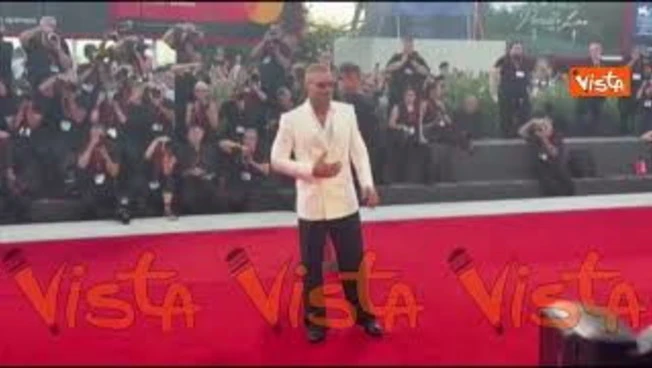 Ricky martin incanta il red carpet di venezia 83. Ha scelto un blazer bianco e pantaloni neri 2026