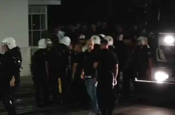 Përshkallëzohet situata mes protestuesve dhe policisë, shoqërohet një qytetar 2026