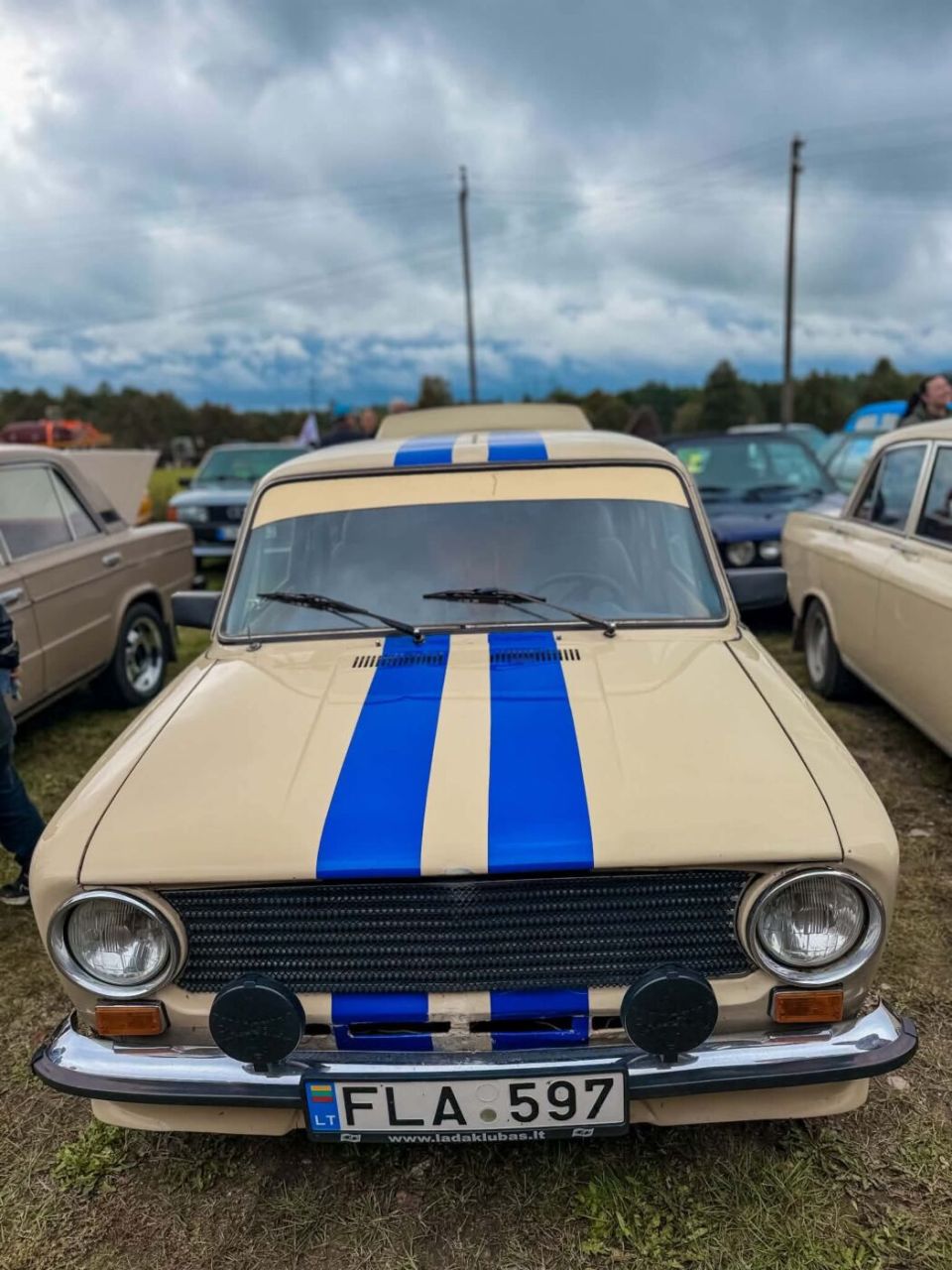 Šviesus automobilis su mėlynomis juostomis senosios technikos parodoje rudaminoje.