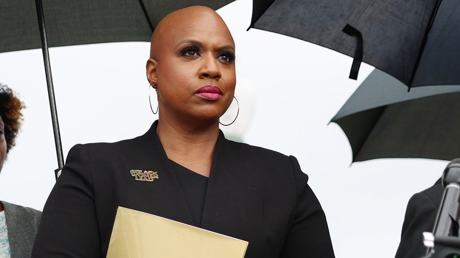 Scandal-plagued 'Squad' rep cruises to Democratic nomination with no GOP roadblocks in view 2026