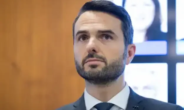 Sedaj tudi tonin v kleščah politične represije, “svobodnjaki” pa se hihitajo ob maščevanju, ker nsi ni pristala na vlogo “žlahtne konservativne stranke” 2026