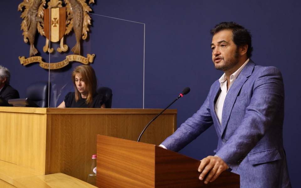 “senti vergonha alheia”: vice da câmara do funchal acusa luís neves de “total desrespeito” pela psp 2026