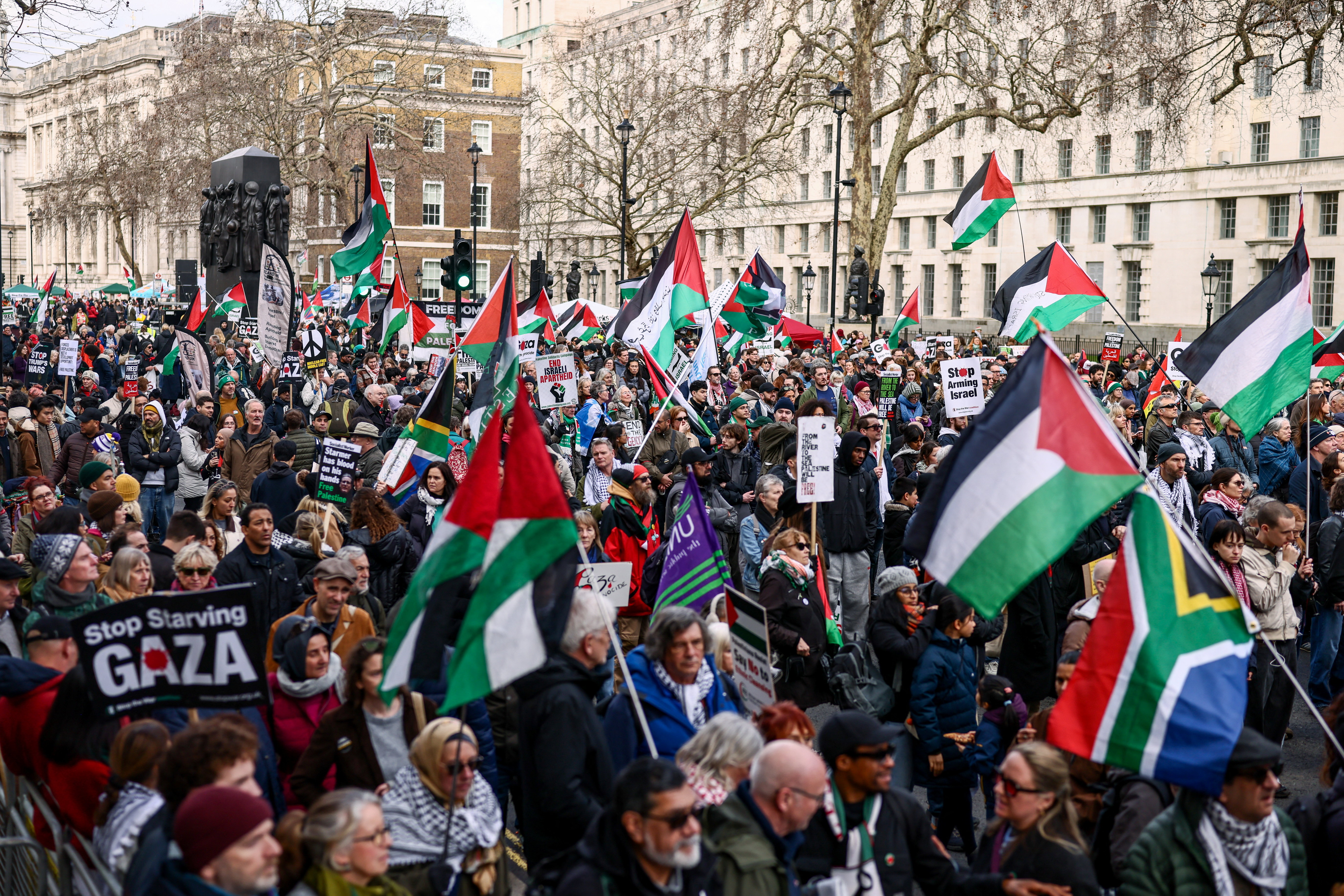 限界点か? イスラエルが領事館の閉鎖を要求する中、英国は「反ユダヤ主義的」と非難を浴びる 2026 - 正義 Protesters march through central london to oppose the war in gaza. (afp file)