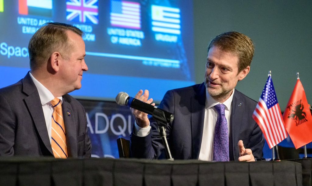 Shqipëria firmos marrëveshjet artemis në selinë e nasa-s, hoxha: një moment krenarie 2026 shqip ria firmos marr veshjet artemis selin nasa hoxha 1 ministri për evropën dhe punët e jashtme, ferit hoxha nënshkroi ditën e djeshme në selinë qendrore të nasa-s në... Iustitia. Bg shqipëria firmos marrëveshjet artemis në selinë e nasa-s, hoxha: një moment krenarie 2026 2026-09-22 07:06:18 юстиция
