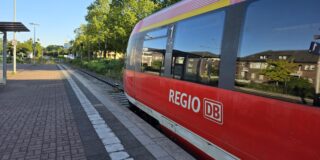 Signalstörung zwischen dülmen und selm: ausfälle bei rb 51 richtung dortmund 2026 - iustitia. Bg - gerechtigkeit Ein roter regionalzug der deutschen bahn steht an einem bahnsteig unter blauem himmel. Die sichtbare beschriftung am zug lautet „regio db“.