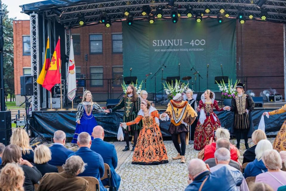 Istorinius kostiumus vilkintys šokėjai simno jubiliejaus šventėje.