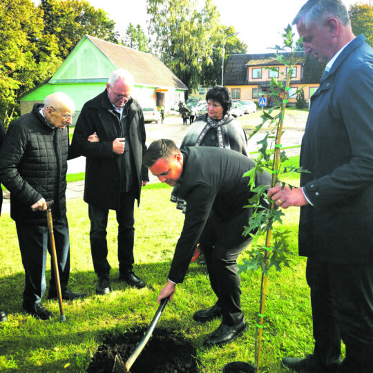 Sirvydžių ąžuolas sirvydžių ąžuolas – gimtojo krašto dovana profesoriui 2026 sirvyd uolas gimtojo kra dovana profesoriui 2026 4 sirvydžių ąžuolas iustitia. Bg gimtasis rokiškis
kunigas su gitara
jūžintų šv. Arkangelo mykolo parapijos klebonas jonas bučelis prieš susirinkusiųjų palaiminimą pats vienas pašlovino viešpatį giesme,... Sirvydžių ąžuolas – gimtojo krašto dovana profesoriui 2026 2026-09-28 08:13:19 teisingumas - iustitia. Bg sirvydžių ąžuolas