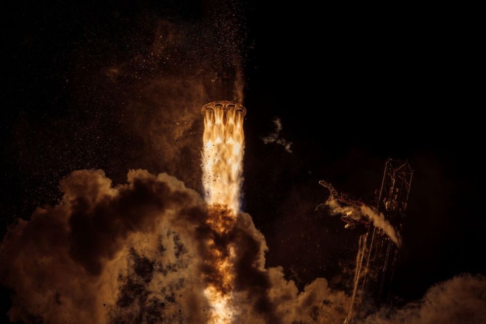 „spectrum“ skrydis: naujos galimybės europos palydovams 2026 - teisingumas - iustitia. Bg „spectrum“ raketos variklių liepsna kylant iš andøya kosmodromo naktį