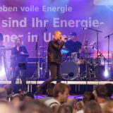 Eine Band tritt auf dem Stadtfest in Unna auf.