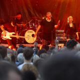 Musiker der Band Burning Heart stehen auf einer Bühne und performen