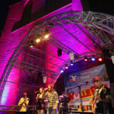 Stadtfest 2025 in Unna: Musiker stehen auf der Bühne von der Kirche St. Katharina.
