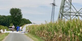Nur mit einer Plane, aber nicht mit einer Absperrung war der Weg Bockumsfeld gesichert, als Arbeiter den Strommast strichen. Mehrere Radfahrer wurden deshalb mit Farbe bekleckert.