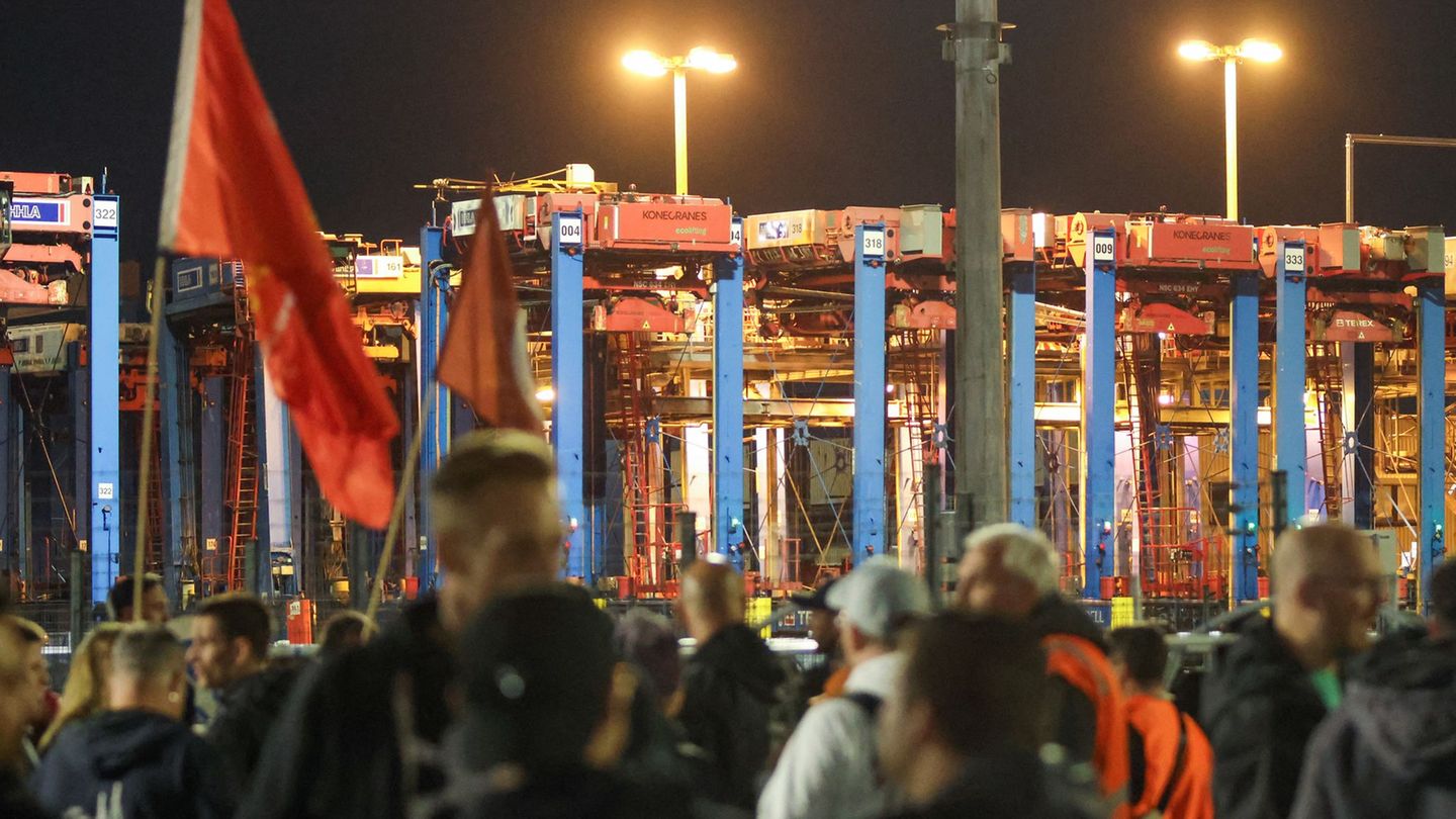 Tarifstreit um löhne: warnstreik im hamburger hafen - verdi fordert 8 prozent mehr 2026