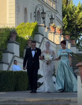 Këngëtarja kida i jep fund beqarisë, ceremonia madhështore në romë dhe të ftuarit vip 2026 tarja kida jep fund beqaris ceremonia madh shtore rom d 6 këngëtarja e njohur shqiptare, kida, ka kurorëzuar dashurinë me partnerin e saj, ajbin, në një ceremoni madhështore... Iustitia. Bg këngëtarja kida i jep fund beqarisë, ceremonia madhështore në romë dhe të ftuarit vip 2026 2026-09-02 09:36:11 юстиция