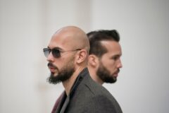 Tate-brüder bleiben während auslieferungsverfahren in haft 2026