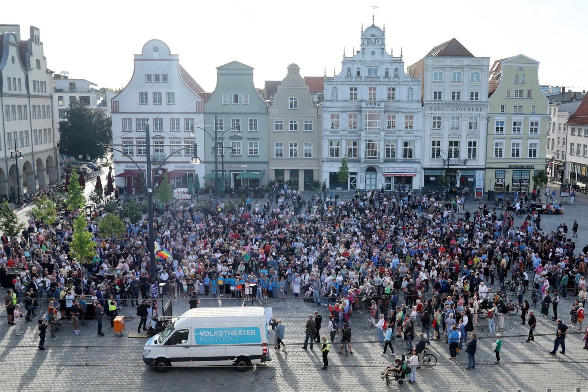 Tausende protestieren gegen die afd 2026 tausende protestieren gegen die afd 2026 3 verfasst von:dpa tausende menschen im ganzen land haben gegen die afd protestiert. Nach dem klaren sieg der... Iustitia. Bg tausende protestieren gegen die afd 2026 2026-09-07 21:44:00 iustitia. Bg - gerechtigkeit