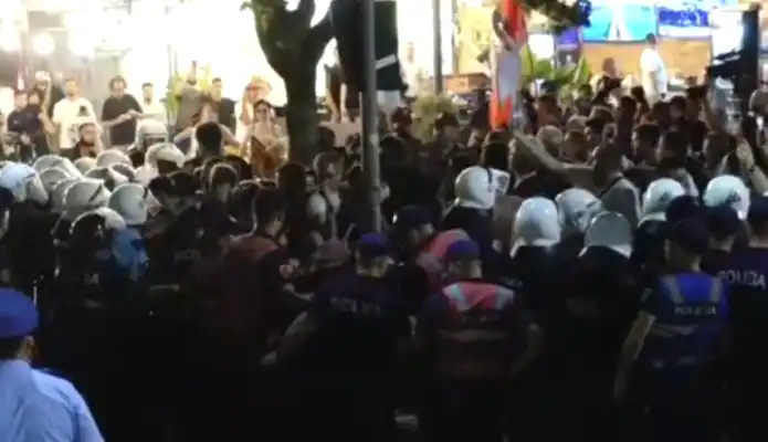 Tension sërish mes policisë dhe protestuesve para komisariatit nr. 3, shoqërohen disa qytetarë 2026 - юстиция Tension sërish mes policisë dhe protestuesve para komisariatit nr. 3, shoqërohen disa qytetarë 2026 tension rish mes policis dhe protestuesve para komisari ka sërish tension dhe përplasje mes policisë dhe protestuesve. Këtë herë, palët janë përplasur mes tyre para... Iustitia. Bg tension sërish mes policisë dhe protestuesve para komisariatit nr. 3, shoqërohen disa qytetarë 2026 2026-09-01 21:28:41 юстиция