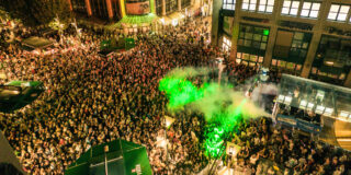 Umsonst und draußen: bochumer musiksommer lockt mit 1000 künstlern 2026 - iustitia. Bg - gerechtigkeit Die innenstadt von bochum mit mehreren bühnen und gefüllt mit vielen zuschauerinnen und zuschauern.