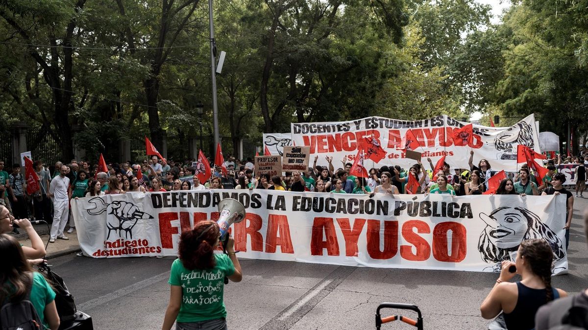 Una marea verde por la educación pública desborda madrid y termina junto a la acampada por la vivienda en sol: “tenemos los mismos enemigos” 2026 - justicia - iustitia. Bg Manifestación de educación en el centro de madrid.
