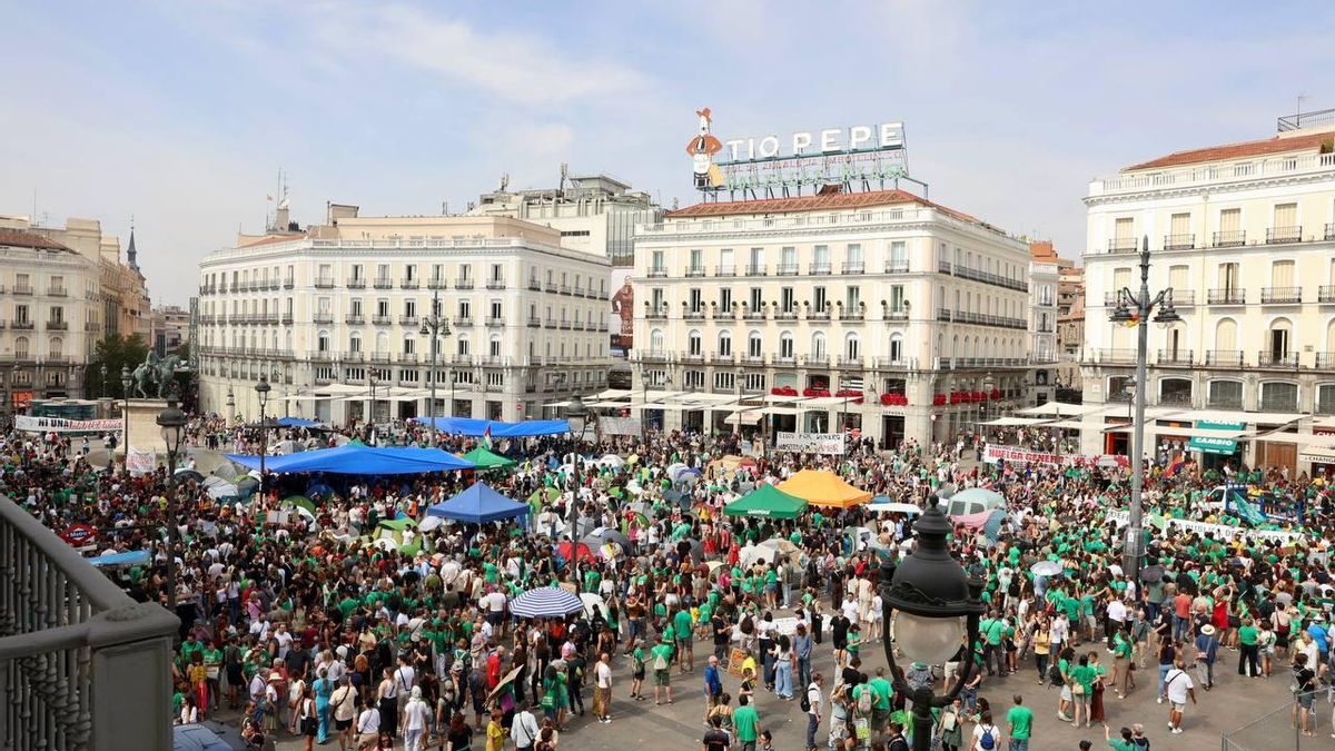 Una marea verde por la educación pública desborda madrid y termina junto a la acampada por la vivienda en sol: “tenemos los mismos enemigos” 2026 - justicia - iustitia. Bg Vista de la masa de personas que se han reunido en la plaza del sol al confluir la acampada por lla vivienda y la manifestación por la educación pública