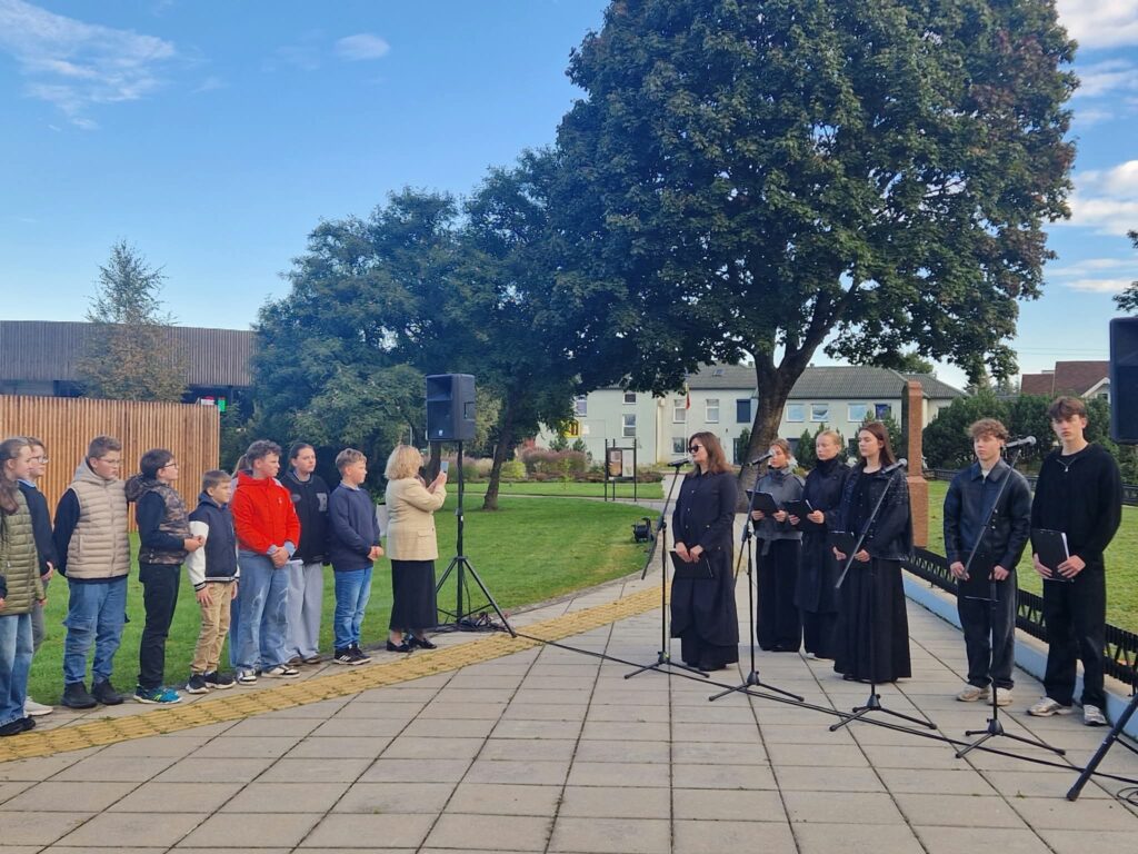 „vaivorykštės“ gimnazistų pagarbus dėmesys holokaustui 2026 - teisingumas - iustitia. Bg Žydų „vaivorykštės“ gimnazistų pagarbus dėmesys holokaustui 2026 vaivoryk gimnazist pagarbus mesys holokaustui 2026 1 žydų iustitia. Bg 2026 metais minime 85-ąsias holokausto pradžios lietuvoje metines. Gimnazijos mokiniai bei mokytojai visą savaitę organizavo įvairias veiklas, įprasminančias istorinę... „vaivorykštės“ gimnazistų pagarbus dėmesys holokaustui 2026 2026-09-25 06:40:53 teisingumas - iustitia. Bg žydų