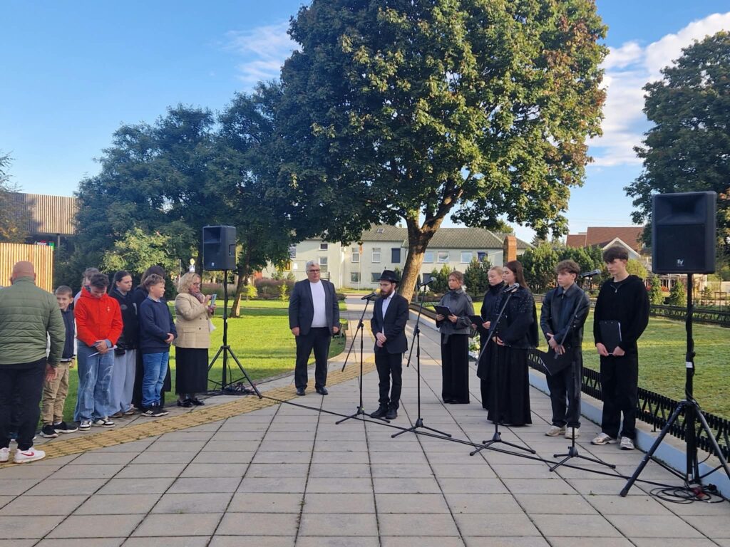 „vaivorykštės“ gimnazistų pagarbus dėmesys holokaustui 2026 - teisingumas - iustitia. Bg Žydų „vaivorykštės“ gimnazistų pagarbus dėmesys holokaustui 2026 vaivoryk gimnazist pagarbus mesys holokaustui 2026 2 žydų iustitia. Bg 2026 metais minime 85-ąsias holokausto pradžios lietuvoje metines. Gimnazijos mokiniai bei mokytojai visą savaitę organizavo įvairias veiklas, įprasminančias istorinę... „vaivorykštės“ gimnazistų pagarbus dėmesys holokaustui 2026 2026-09-25 06:40:53 teisingumas - iustitia. Bg žydų