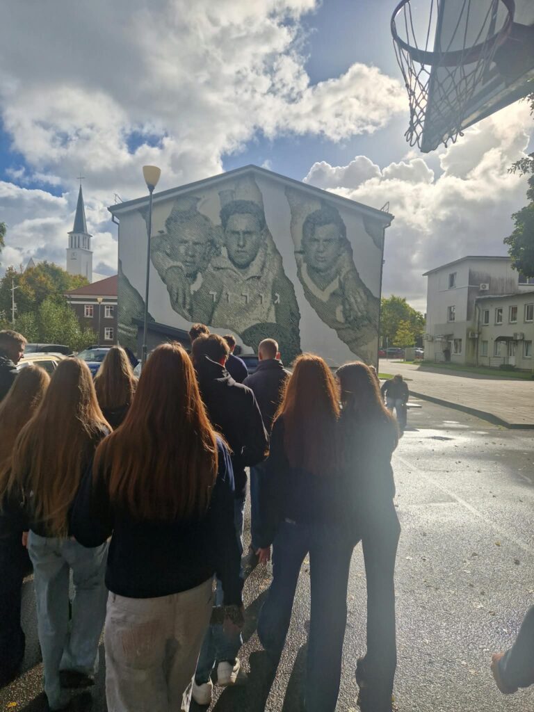 „vaivorykštės“ gimnazistų pagarbus dėmesys holokaustui 2026 - teisingumas - iustitia. Bg Žydų „vaivorykštės“ gimnazistų pagarbus dėmesys holokaustui 2026 vaivoryk gimnazist pagarbus mesys holokaustui 2026 3 žydų iustitia. Bg 2026 metais minime 85-ąsias holokausto pradžios lietuvoje metines. Gimnazijos mokiniai bei mokytojai visą savaitę organizavo įvairias veiklas, įprasminančias istorinę... „vaivorykštės“ gimnazistų pagarbus dėmesys holokaustui 2026 2026-09-25 06:40:53 teisingumas - iustitia. Bg žydų