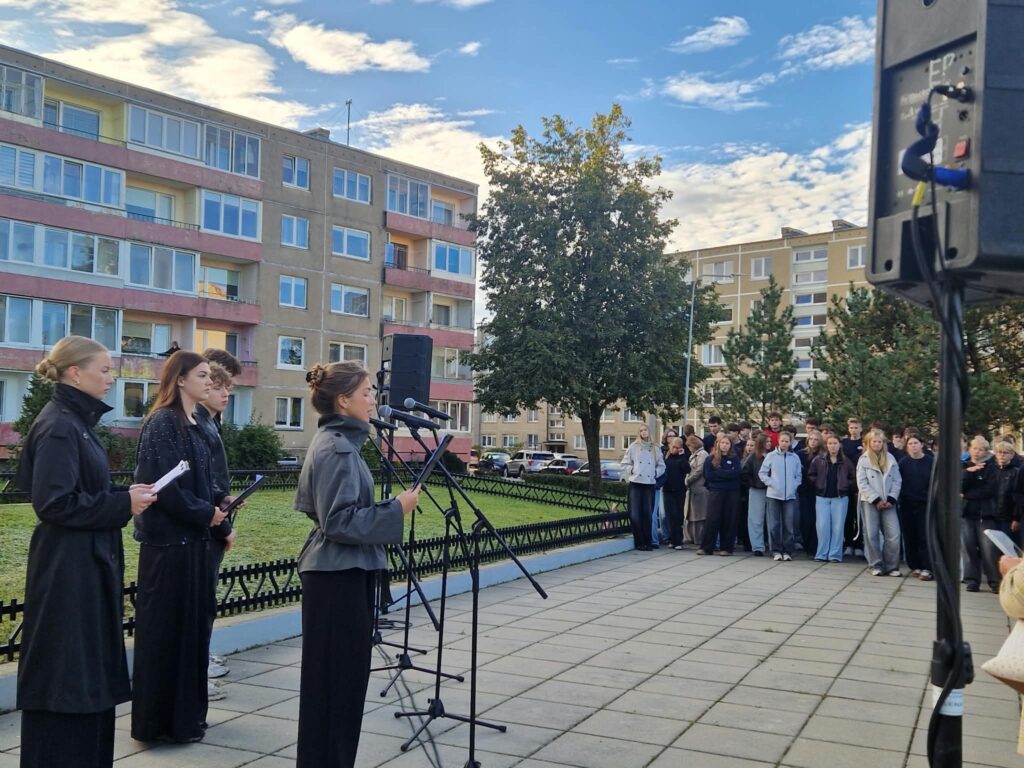 „vaivorykštės“ gimnazistų pagarbus dėmesys holokaustui 2026 - teisingumas - iustitia. Bg Žydų „vaivorykštės“ gimnazistų pagarbus dėmesys holokaustui 2026 vaivoryk gimnazist pagarbus mesys holokaustui 2026 6 žydų iustitia. Bg 2026 metais minime 85-ąsias holokausto pradžios lietuvoje metines. Gimnazijos mokiniai bei mokytojai visą savaitę organizavo įvairias veiklas, įprasminančias istorinę... „vaivorykštės“ gimnazistų pagarbus dėmesys holokaustui 2026 2026-09-25 06:40:53 teisingumas - iustitia. Bg žydų