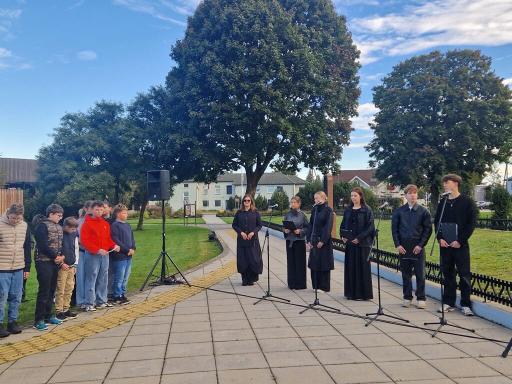 „vaivorykštės“ gimnazistų pagarbus dėmesys holokaustui 2026 - teisingumas - iustitia. Bg Žydų „vaivorykštės“ gimnazistų pagarbus dėmesys holokaustui 2026 vaivoryk gimnazist pagarbus mesys holokaustui 2026 7 žydų iustitia. Bg 2026 metais minime 85-ąsias holokausto pradžios lietuvoje metines. Gimnazijos mokiniai bei mokytojai visą savaitę organizavo įvairias veiklas, įprasminančias istorinę... „vaivorykštės“ gimnazistų pagarbus dėmesys holokaustui 2026 2026-09-25 06:40:53 teisingumas - iustitia. Bg žydų