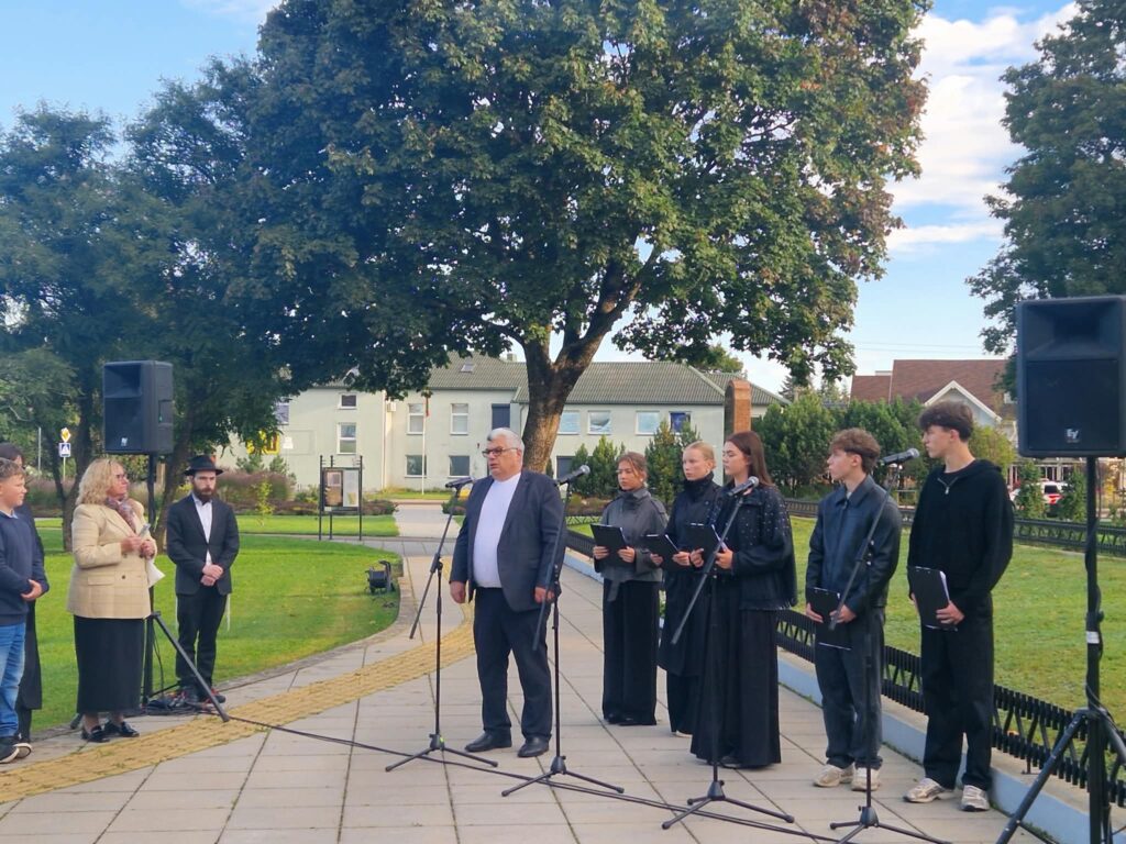 „vaivorykštės“ gimnazistų pagarbus dėmesys holokaustui 2026 - teisingumas - iustitia. Bg Žydų „vaivorykštės“ gimnazistų pagarbus dėmesys holokaustui 2026 vaivoryk gimnazist pagarbus mesys holokaustui 2026 9 žydų iustitia. Bg 2026 metais minime 85-ąsias holokausto pradžios lietuvoje metines. Gimnazijos mokiniai bei mokytojai visą savaitę organizavo įvairias veiklas, įprasminančias istorinę... „vaivorykštės“ gimnazistų pagarbus dėmesys holokaustui 2026 2026-09-25 06:40:53 teisingumas - iustitia. Bg žydų