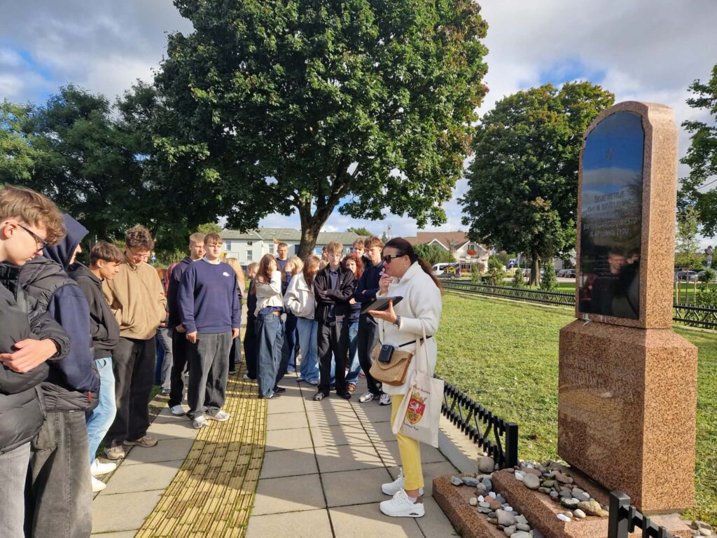 „vaivorykštės“ gimnazistų pagarbus dėmesys holokaustui 2026 - teisingumas - iustitia. Bg Žydų „vaivorykštės“ gimnazistų pagarbus dėmesys holokaustui 2026 vaivoryk gimnazist pagarbus mesys holokaustui 2026 žydų iustitia. Bg 2026 metais minime 85-ąsias holokausto pradžios lietuvoje metines. Gimnazijos mokiniai bei mokytojai visą savaitę organizavo įvairias veiklas, įprasminančias istorinę... „vaivorykštės“ gimnazistų pagarbus dėmesys holokaustui 2026 2026-09-25 06:40:53 teisingumas - iustitia. Bg žydų