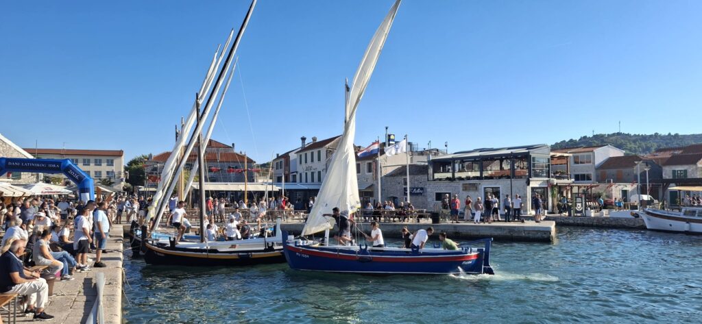 Velika regata latinsko idro i dalje jedri 2026 - pravda - iustitia. Bg Foto vjekoslav madunić velika regata latinsko idro i dalje jedri 2026 velika regata latinsko idro dalje jedri 2026 1 foto vjekoslav madunić iustitia. Bg u murteru postoji višestoljetna tradicija plovljenja brodom na jedra. Drveni leuti i gajete bili su prijevozno sredstvo za murterine do kornata, koje domaći izvorno nazivaju kurnati, gdje su imali svoje posjede,... Velika regata latinsko idro i dalje jedri 2026 2026-09-27 19:15:02 iustitia. Bg pravda - iustitia. Bg foto vjekoslav madunić