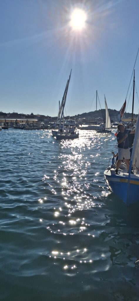 Velika regata latinsko idro i dalje jedri 2026 - pravda - iustitia. Bg Foto vjekoslav madunić velika regata latinsko idro i dalje jedri 2026 velika regata latinsko idro dalje jedri 2026 4 foto vjekoslav madunić iustitia. Bg u murteru postoji višestoljetna tradicija plovljenja brodom na jedra. Drveni leuti i gajete bili su prijevozno sredstvo za murterine do kornata, koje domaći izvorno nazivaju kurnati, gdje su imali svoje posjede,... Velika regata latinsko idro i dalje jedri 2026 2026-09-27 19:15:02 iustitia. Bg pravda - iustitia. Bg foto vjekoslav madunić