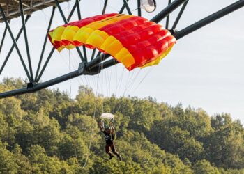 Virš nemuno – kvapą gniaužiantys šuoliai: alytuje surengtas išskirtinis base renginys 2026