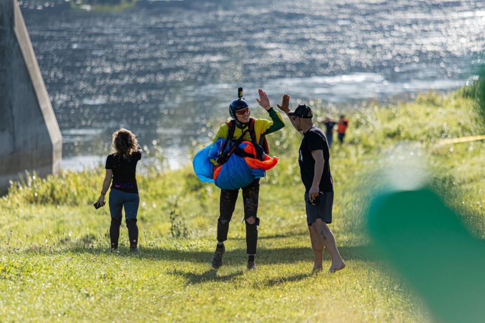 Virš nemuno – kvapą gniaužiantys šuoliai: alytuje surengtas išskirtinis base renginys 2026 - teisingumas - iustitia. Bg Parašiutininkas su parašiutu nemuno pakrantėje