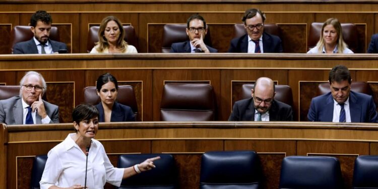 Vivienda negocia con junts prohibir los desahucios en pisos de fondos buitre e impedir que estos compren inmuebles 2026 - justicia - iustitia. Bg Vivienda negocia con junts prohibir los desahucios en pisos de fondos buitre e impedir que estos compren inmuebles 2026