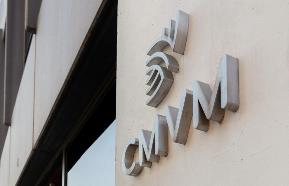 WireBroker e Seven Apex Capital sem autorização para intermediação financeira, alerta CMVM 2026
