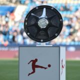 Die Meisterschale der 2. Bundesliga im Stadion auf einem Podest.