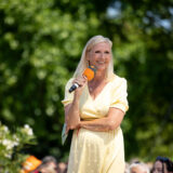 Zdf-fernsehgarten: diese gäste sind in der letzten sendung des jahres dabei 2026 - iustitia. Bg - gerechtigkeit Andrea „kiwi“ kiewel moderiert in einem gelben sommerkleid den zdf-fernsehgarten.