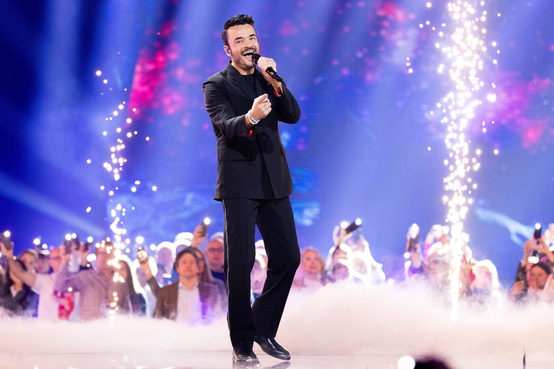 Zdf-fernsehgarten: diese gäste sind in der letzten sendung des jahres dabei 2026 - iustitia. Bg - gerechtigkeit Sänger giovanni zarrella steht bei der aufzeichnung der helene-fischer-show auf der bühne.