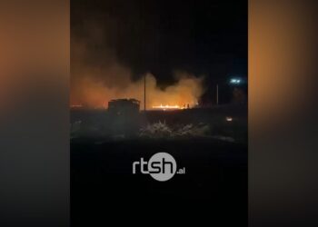 Zjarr i madh në Gjirin e Lalzit, era favorizon flakët që i afrohen me shpejtësi ndërtesave! Evakuohen banorë e pushues pranë zonës së rrezikut! (VIDEO) 2026