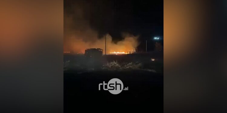 Zjarr i madh në gjirin e lalzit, era favorizon flakët që i afrohen me shpejtësi ndërtesave! Evakuohen banorë e pushues pranë zonës së rrezikut! (video) 2026