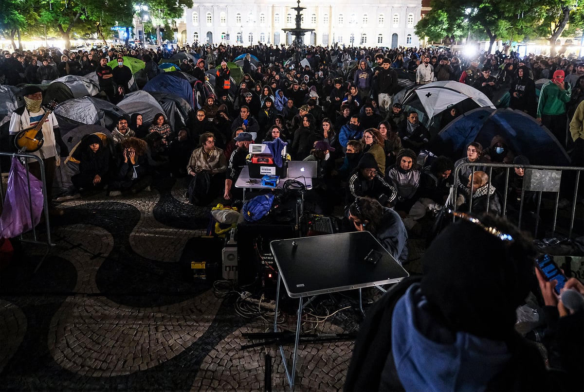 De acampada a "aconchada": manifestantes dormem ao relento no rossio. Veja as imagens 2026 - justiça - iustitia. Bg Relento no rossio de acampada a "aconchada": manifestantes dormem ao relento no rossio. Veja as imagens 2026 acampada aconchada manifestantes dormem relento rossio 2 relento no rossio a acampada pela habitação no rossio, em lisboa, transformou-se numa "aconchada" durante a madrugada desta... Iustitia. Bg de acampada a "aconchada": manifestantes dormem ao relento no rossio. Veja as imagens 2026 2026-10-22 13:33:40 justiça - iustitia. Bg relento no rossio
