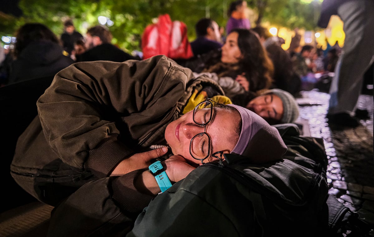 De acampada a "aconchada": manifestantes dormem ao relento no rossio. Veja as imagens 2026 - justiça - iustitia. Bg Relento no rossio de acampada a "aconchada": manifestantes dormem ao relento no rossio. Veja as imagens 2026 acampada aconchada manifestantes dormem relento rossio 4 relento no rossio a acampada pela habitação no rossio, em lisboa, transformou-se numa "aconchada" durante a madrugada desta... Iustitia. Bg de acampada a "aconchada": manifestantes dormem ao relento no rossio. Veja as imagens 2026 2026-10-22 13:33:40 justiça - iustitia. Bg relento no rossio